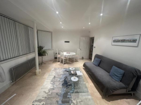 Lovely Entire 1 Bedroom Flat with Patio in Chiswick Superb Location